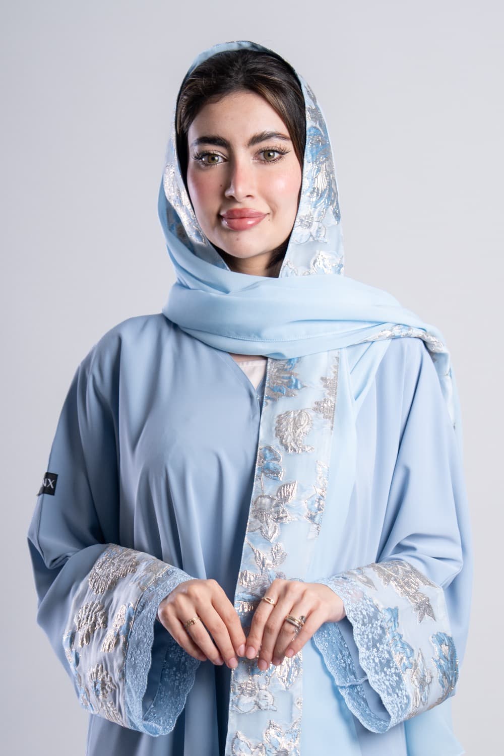 عباية بقماش كريب أزرق مع تركيبة في الأكمام و الطرحه