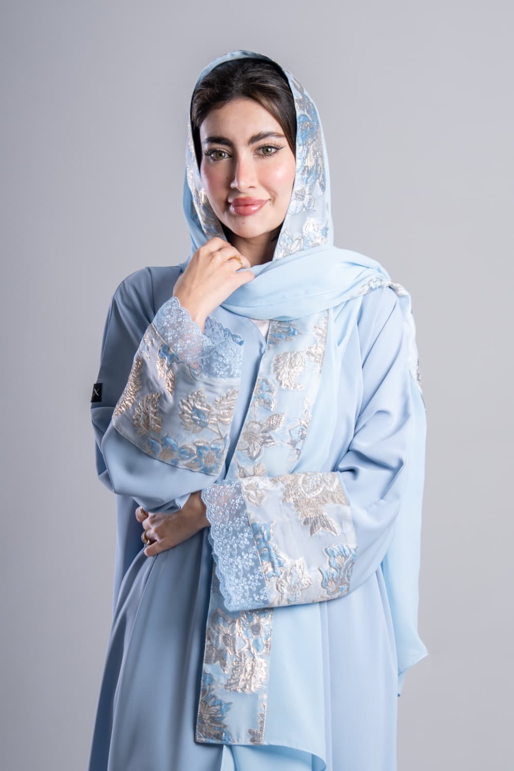 عباية بقماش كريب أزرق مع تركيبة في الأكمام و الطرحه