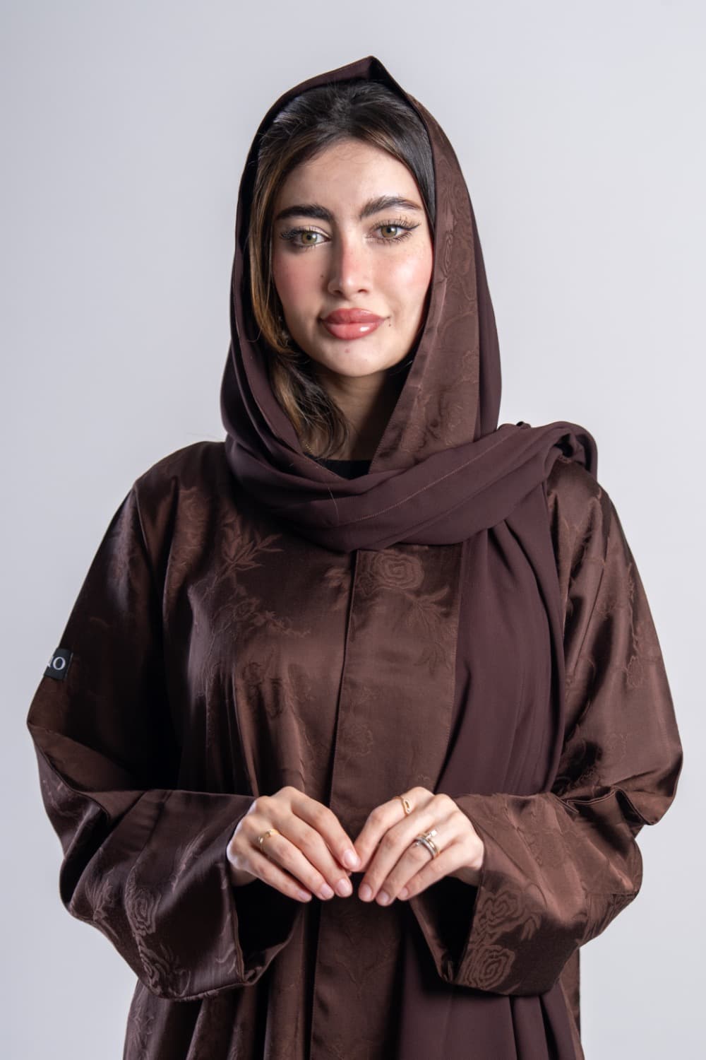 عباية بقماش جاكار بني مع الطرحه