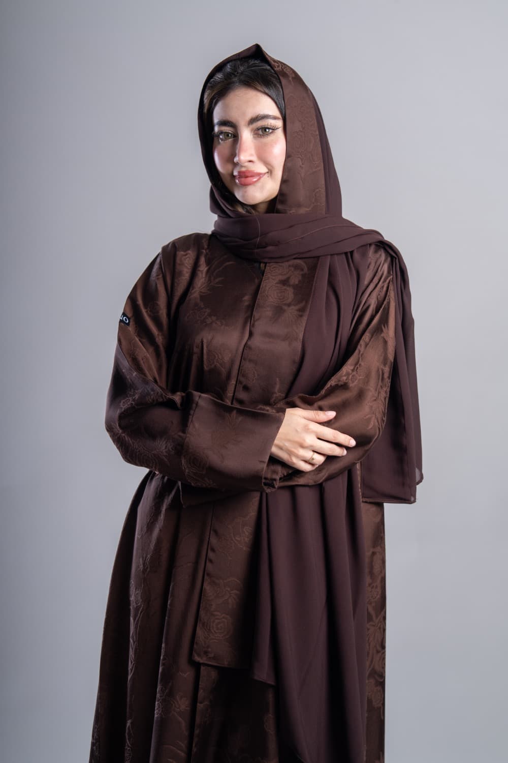 عباية بقماش جاكار بني مع الطرحه