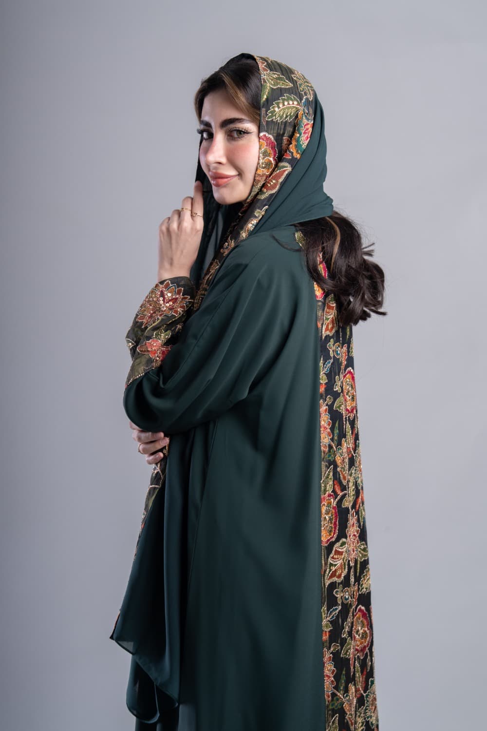 عباية بقماش كريب أخضر داكن مع تركيبة في الخلف و الأكمام و الطرحه