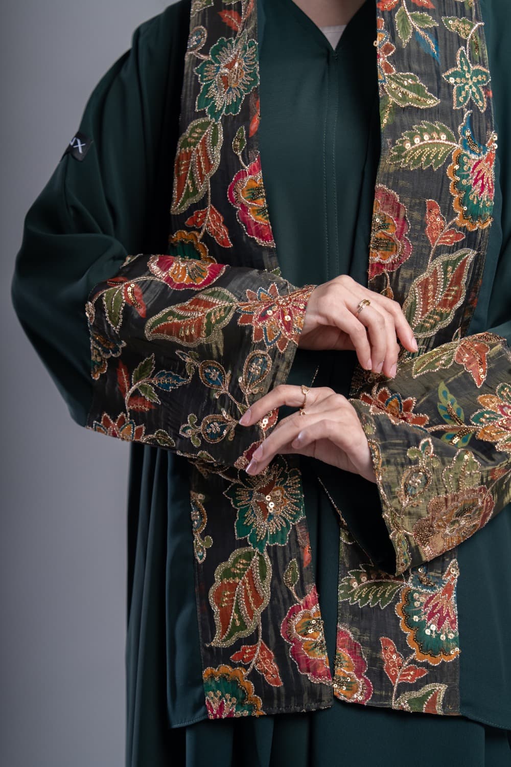 عباية بقماش كريب أخضر داكن مع تركيبة في الخلف و الأكمام و الطرحه