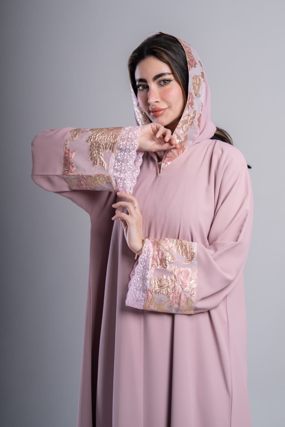 عباية بقماش كريب وردي مع تركيبة في الأكمام و الطرحه
