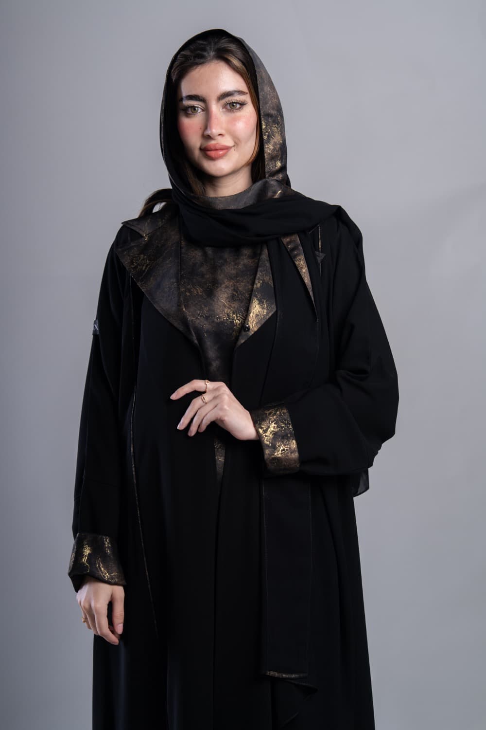 عباية بقماش كريب اسود مع تركيبة باللون الذهبي في الأكمام و الطرحه