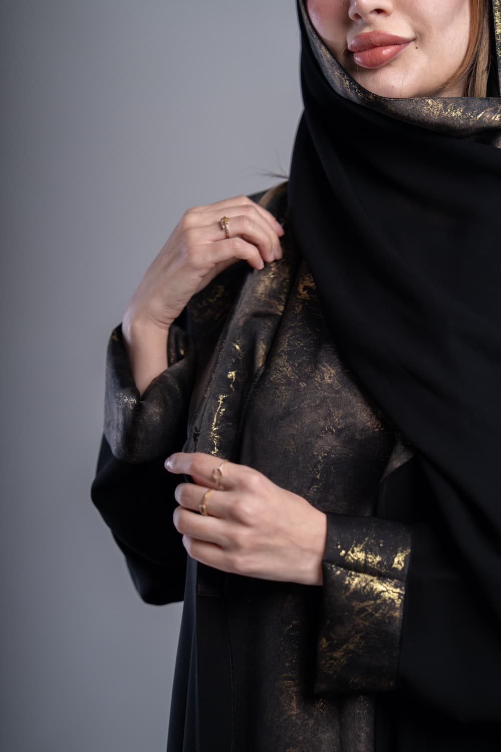 عباية بقماش كريب اسود مع تركيبة باللون الذهبي في الأكمام و الطرحه