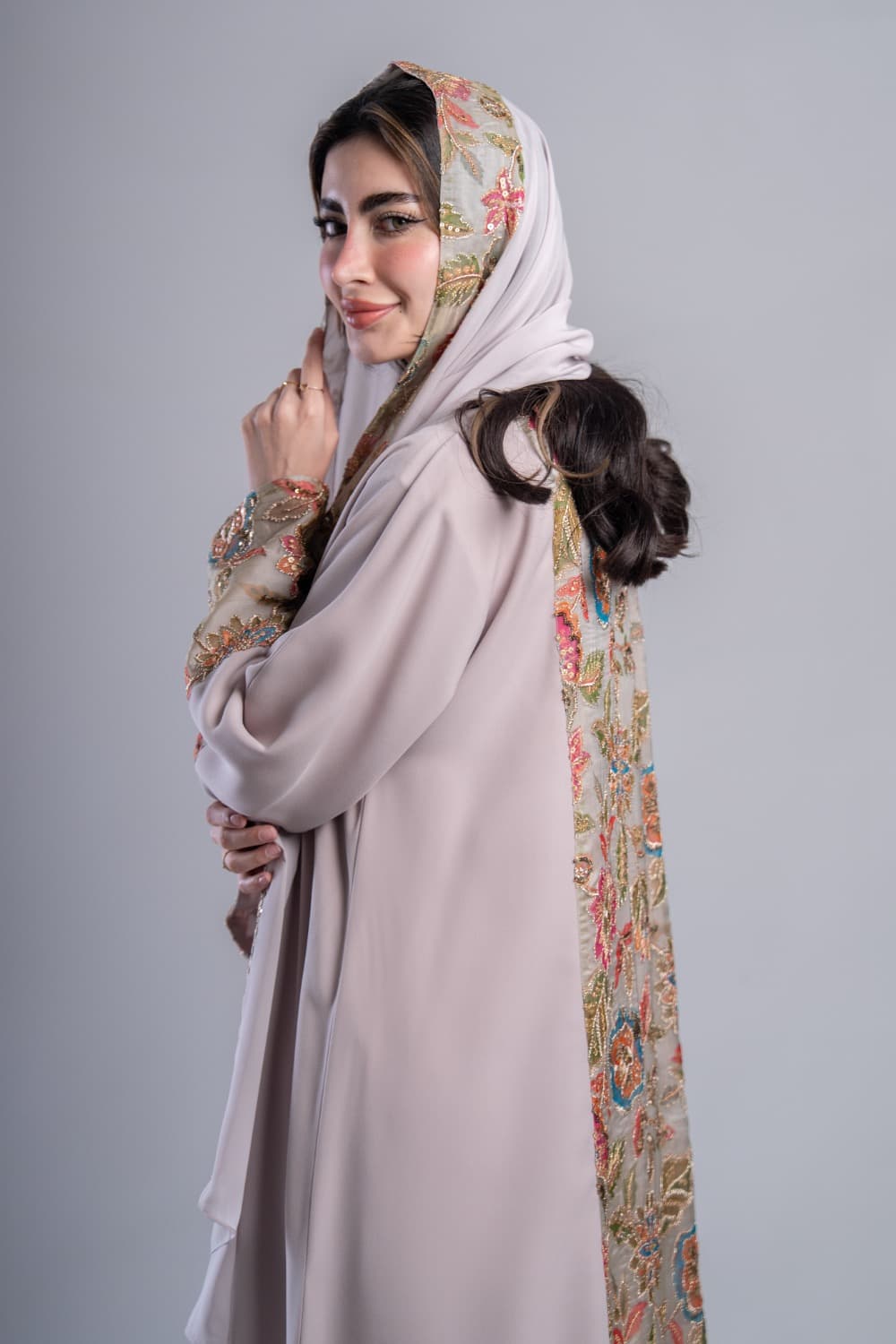 عباية بقماش كريب بيج مع تركيبة في الخلف و الأكمام و الطرحه