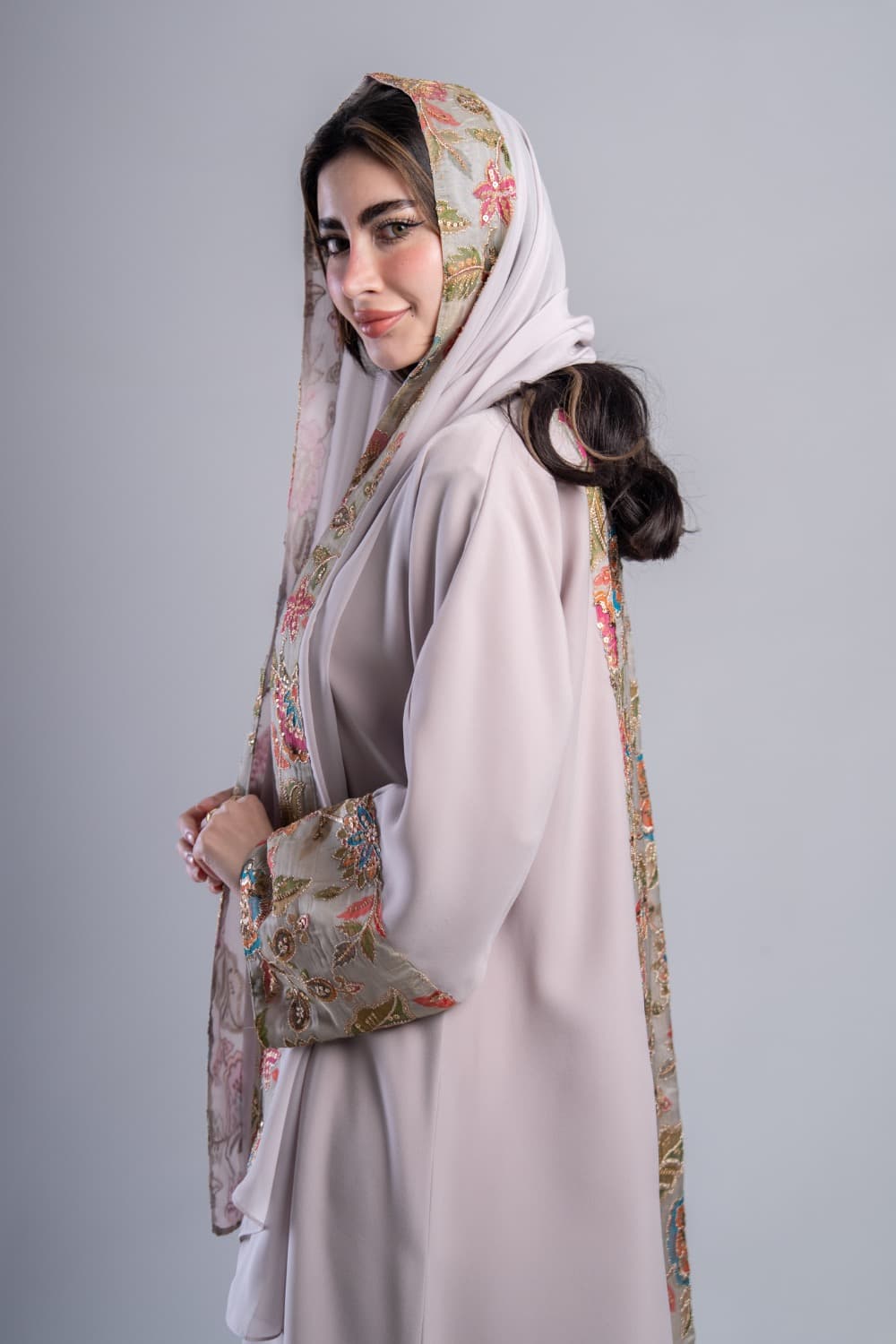 عباية بقماش كريب بيج مع تركيبة في الخلف و الأكمام و الطرحه