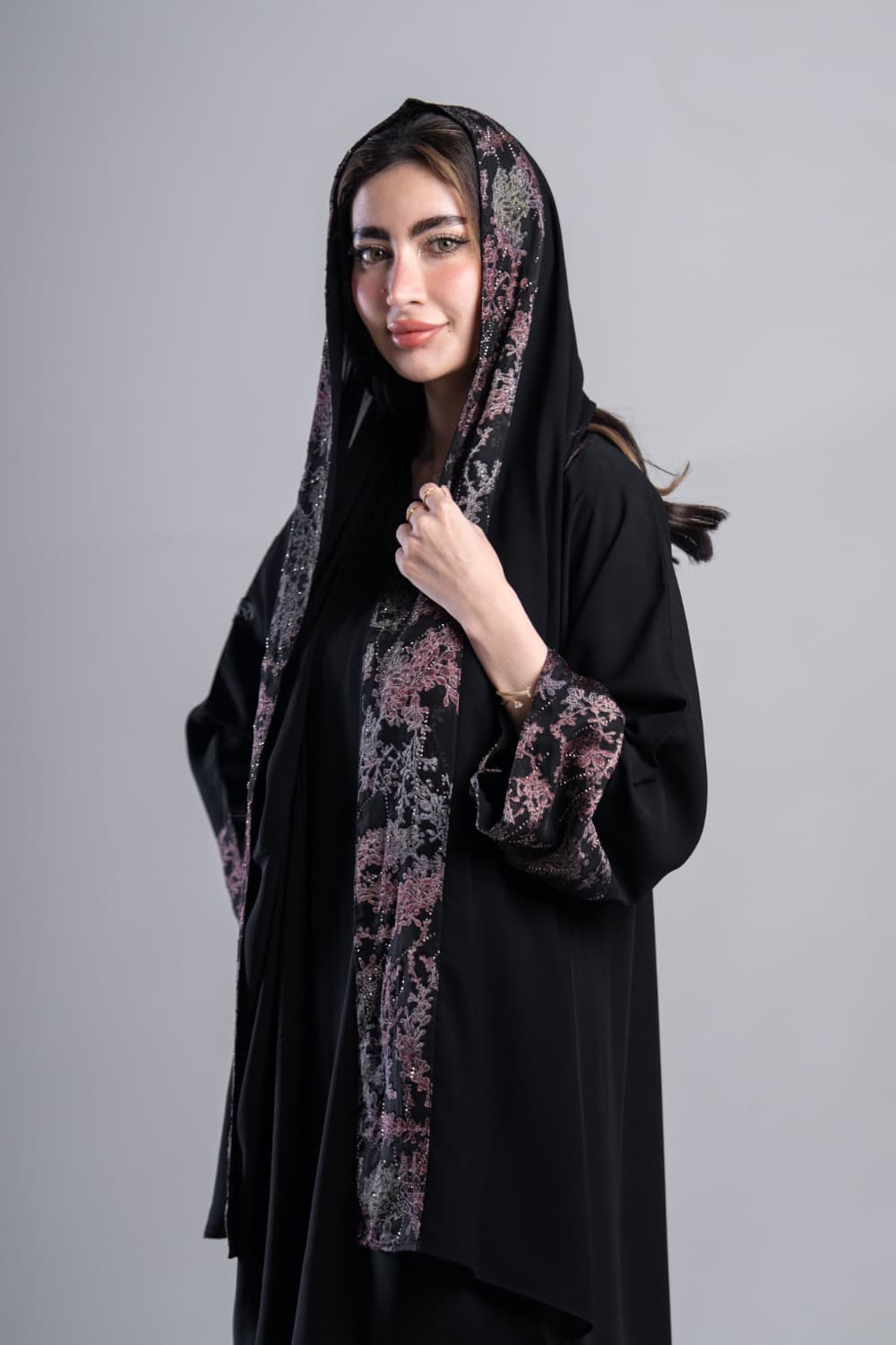 عباية بقماش كريب أسود مع تركيبة شيفون في الأكمام و الطرحه
