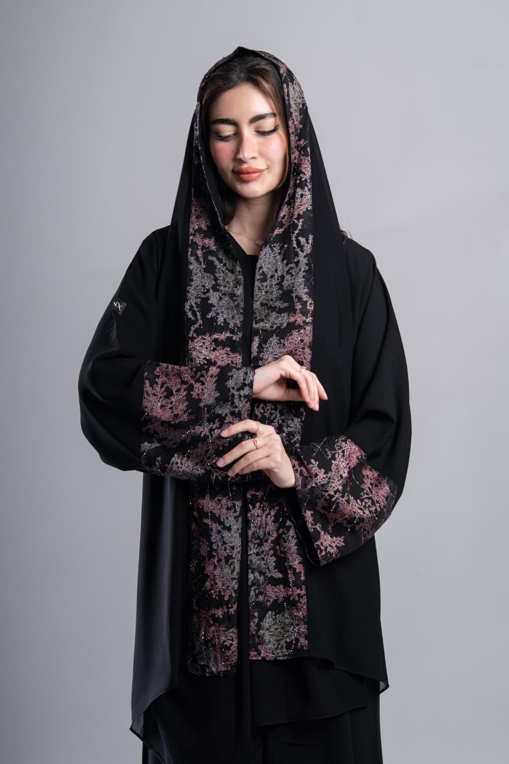 عباية بقماش كريب أسود مع تركيبة شيفون في الأكمام و الطرحه