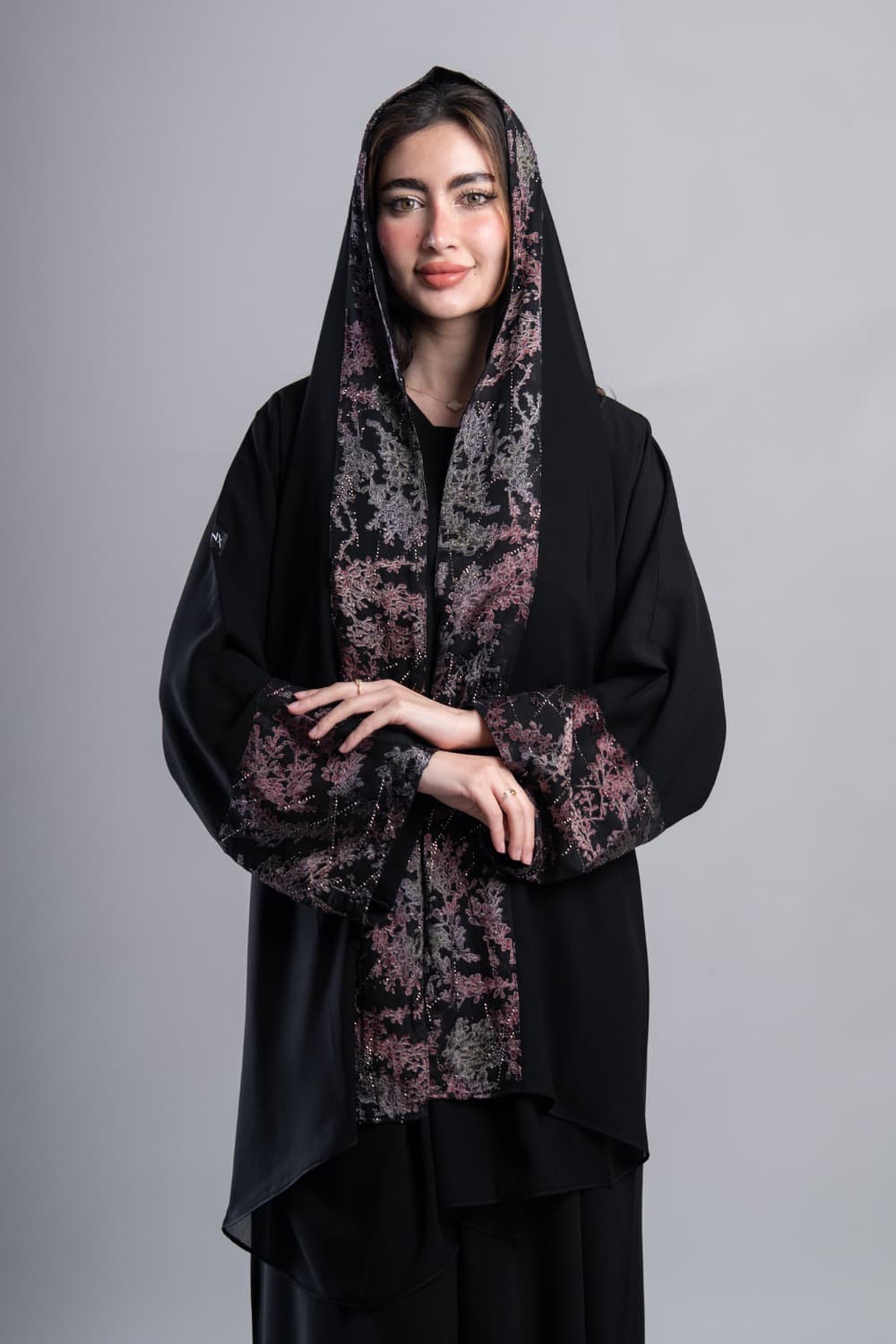 عباية بقماش كريب أسود مع تركيبة شيفون في الأكمام و الطرحه