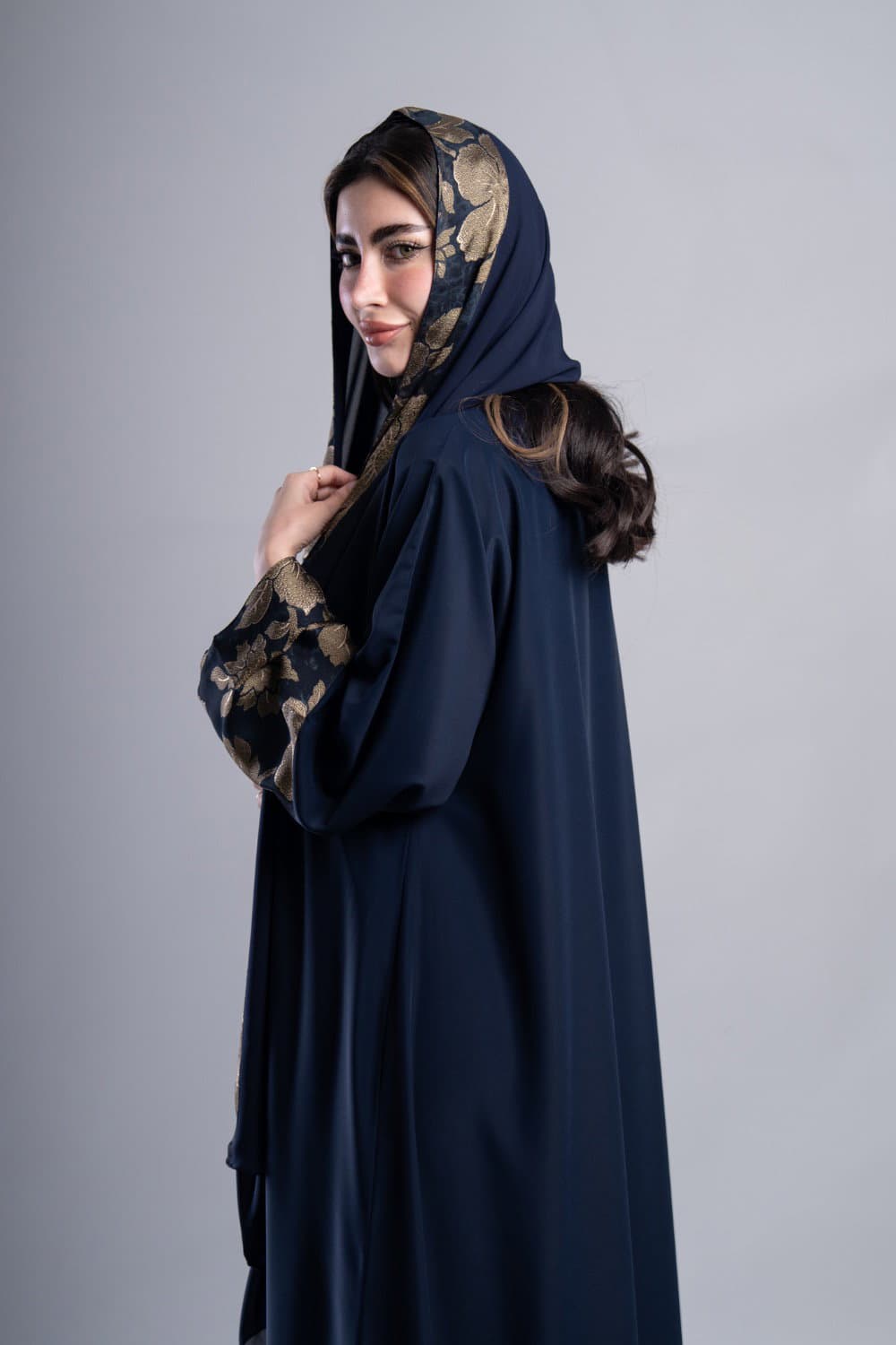 عباية بقماش كريب كحلي مع تركيبة في الأكمام و الطرحه