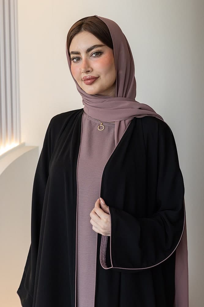 عباية بقماش كريب أسود وطرحه باللون البنفسجي الفاتح