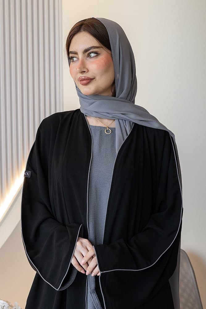 عباية بقماش كريب أسود وطرحه باللون الرصاصي