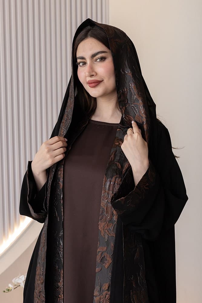 عباية بقماش كريب أسود مع تركيبة أورجانزا مع الطرحه