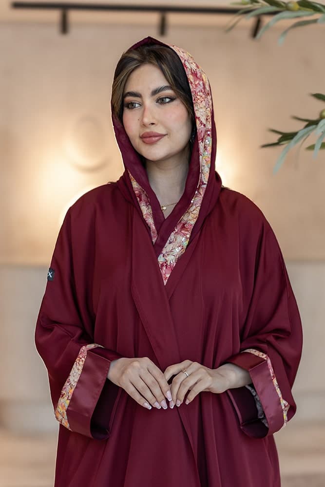 عباية بقماش كريب ماروني مع تركيبة في الأكمام و الطرحه