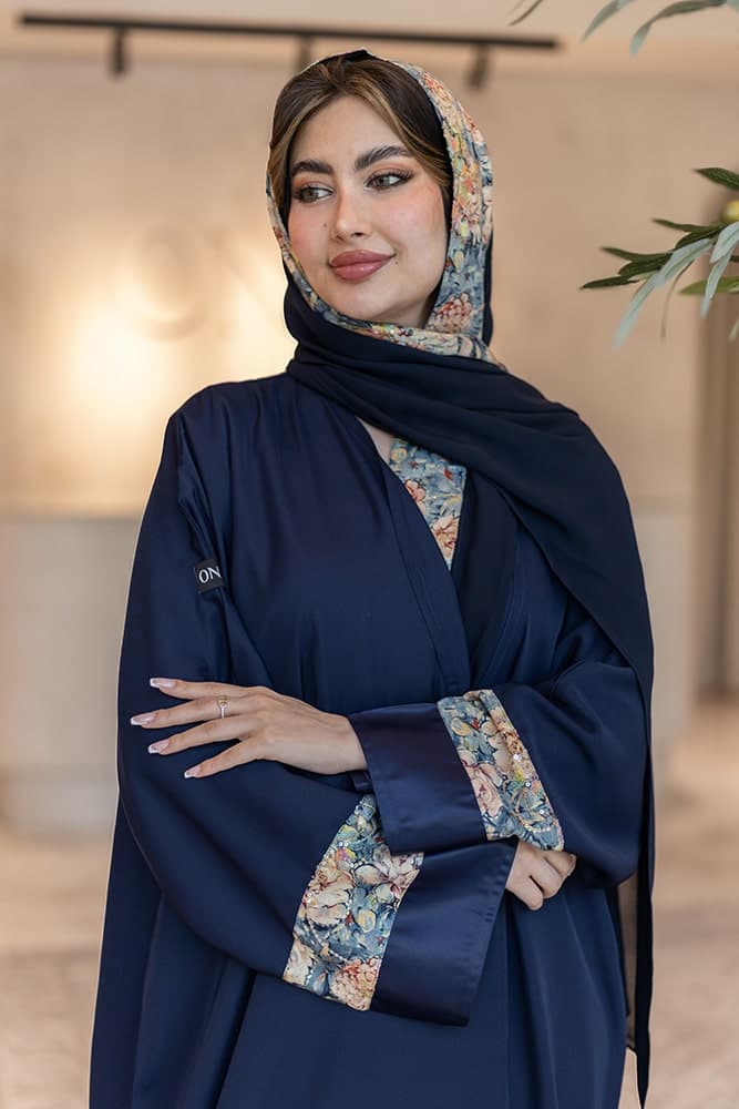 عباية بقماش كريب كحلي مع تركيبة في الأكمام و الطرحه