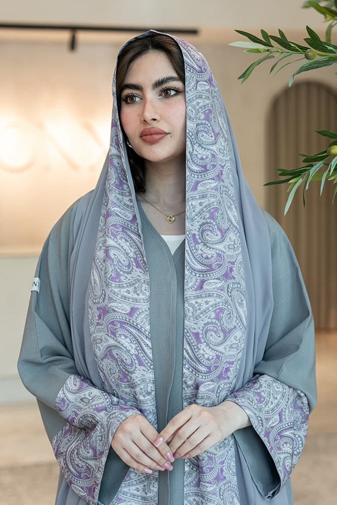 عباية بقماش كريب رصاصي مع تركيبة حرير في الأكمام و الطرحه