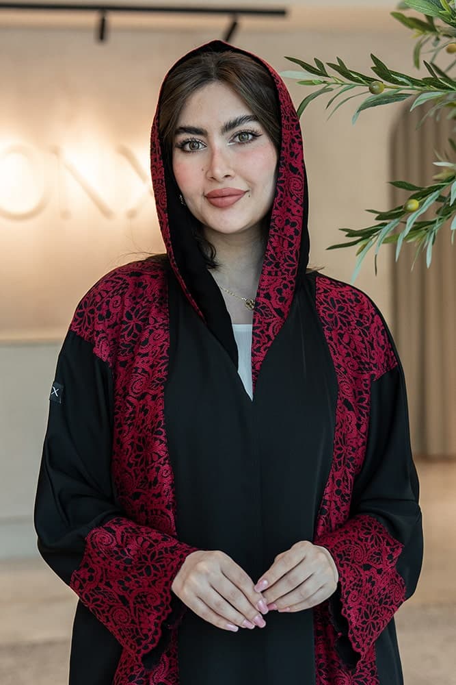 عباية بقماش كريب أسود مع تركيبة دانتيل