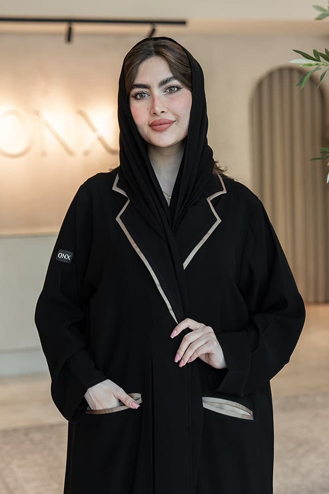 عباية بقماش كريب أسود مع جيوب
