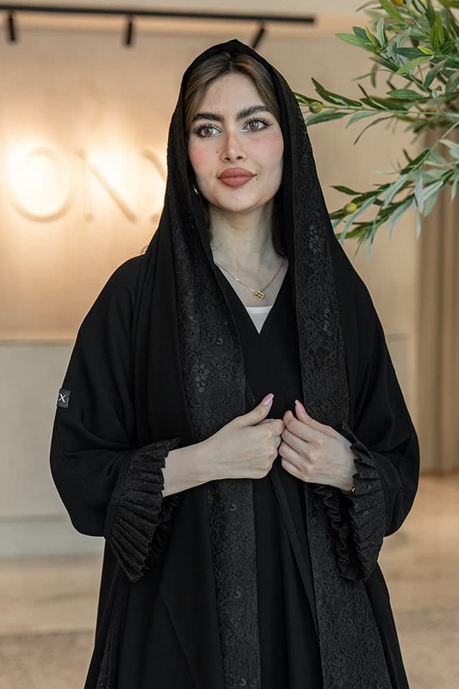 عباية بقماش كريب مع دانتيل