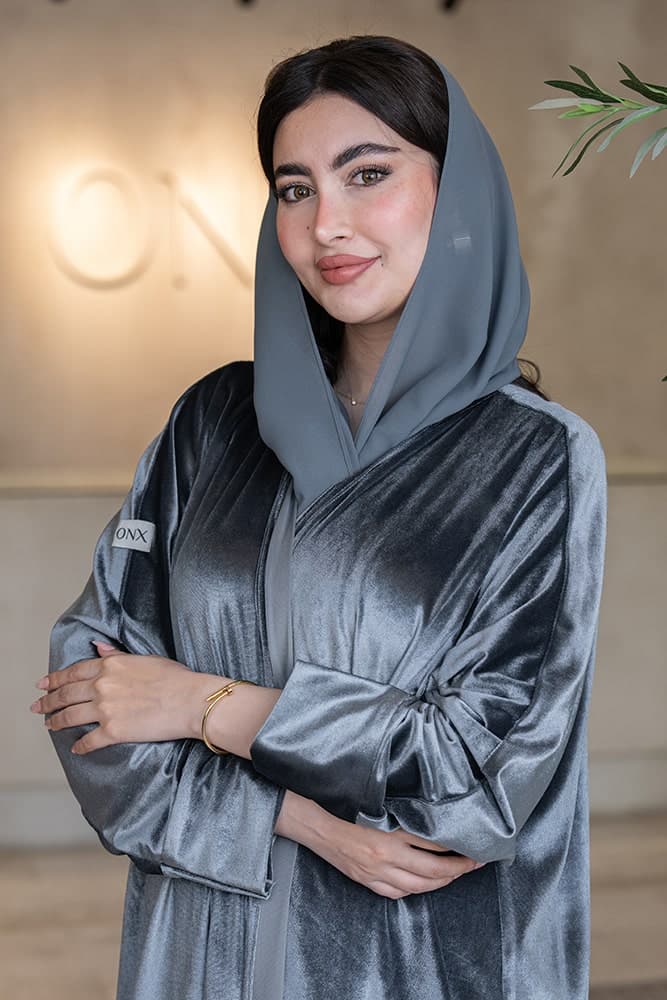 تصميم مخمل رصاصي فاخر تألقي بإطلالة فاخرة مع عباية باللون الرصاصي من القماش المخمل الناعم، تصميم بسيط وراقٍ يعتمد على بريق المخمل الطبيعي ليمنحك مظهراً مميزاً في كل مناسبة مخمل رصاصي بلمعة طبيعية تتميز هذه العباية ببريق المخمل الهادئ وملمسه الناعم الذي يمنحك إطلالة فاخرة دون أي تعقيد الطرحه المتناسقة لإكمال إطلالتك تأتي العباية مع طرحة ناعمة باللون الرصاصي الفاتح تتناسق مع العباية وتكمل الإطلالة بأناقة، ارتديها بثقة في كل مناسبة تستحق حضورك