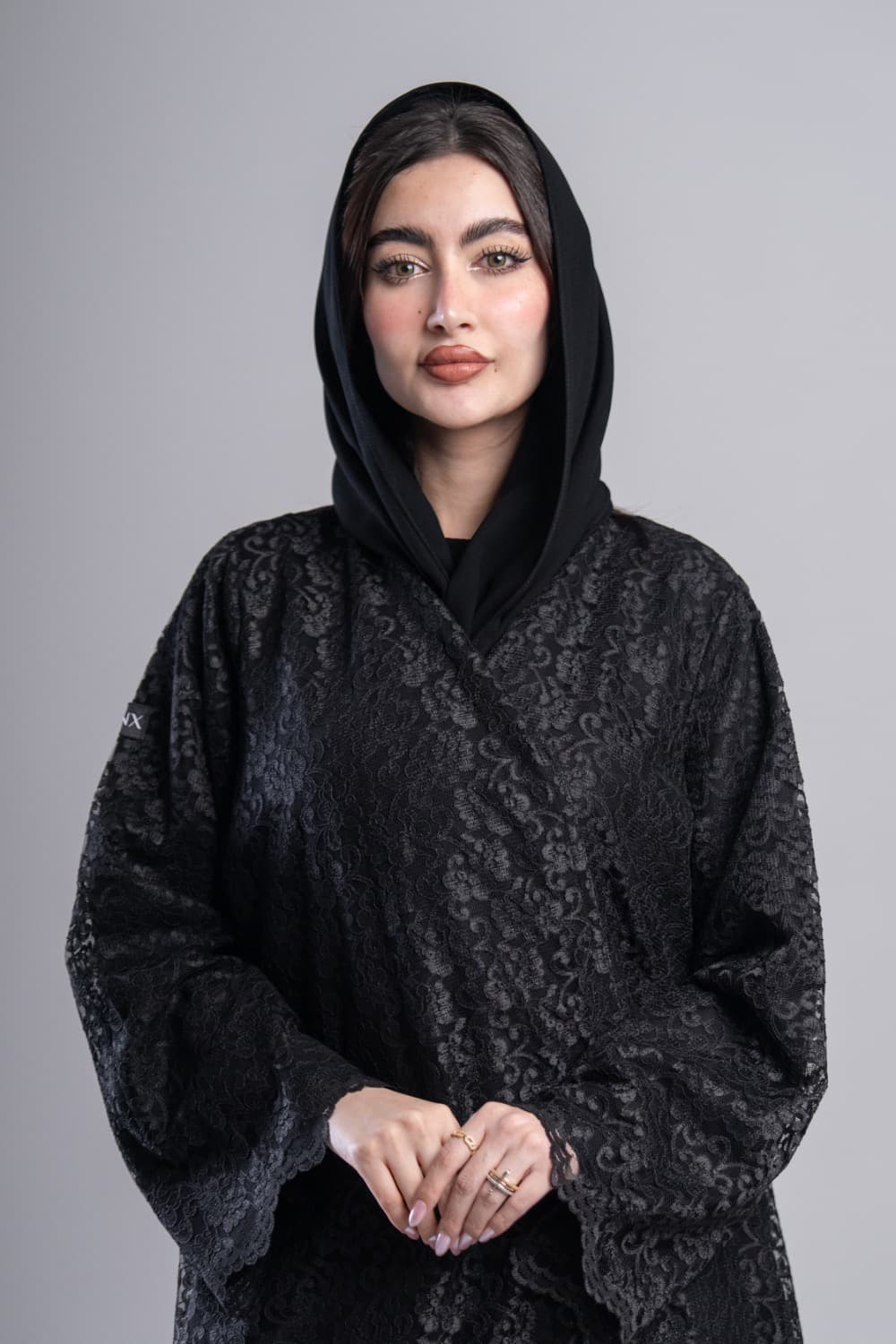 عباية دانتيل أسود مبطن بإطلالة فاخرةتألقي بإطلالة راقية مع عباية قماش دانتيل أسود بنقشات زهرية غنية تغطي العباية من الأعلى للأسفل، مبطنة بالكامل لتمنحك تغطية كاملة مع الحفاظ على فخامة الدانتيل وملمسه المميزدانتيل فاخر مبطن بقماش كريبتتميز هذه العباية بطبقة دانتيل فاخر بنقشات زهرية وعربسك دقيقة ذات ملمس بارز يعكس الضوء بأناقة، تُكمله بطانة كريب أسود كاملة من الداخل تمنحك راحة البال وإطلالة نظيفة في الوقت ذاته، نهاية الأكمام بحافة دانتيل طبيعية تضيف لمسة تفصيل رقيقةالطرحه المتناسقة لإكمال إطلالتكتأتي العباية مع طرحة ناعمة باللون الأسود تتناسق مع بطانة العباية وتكمل الإطلالة بأناقة هادئة، ارتديها بثقة في المناسبات الخاصة وكل لحظة تستحق حضورك