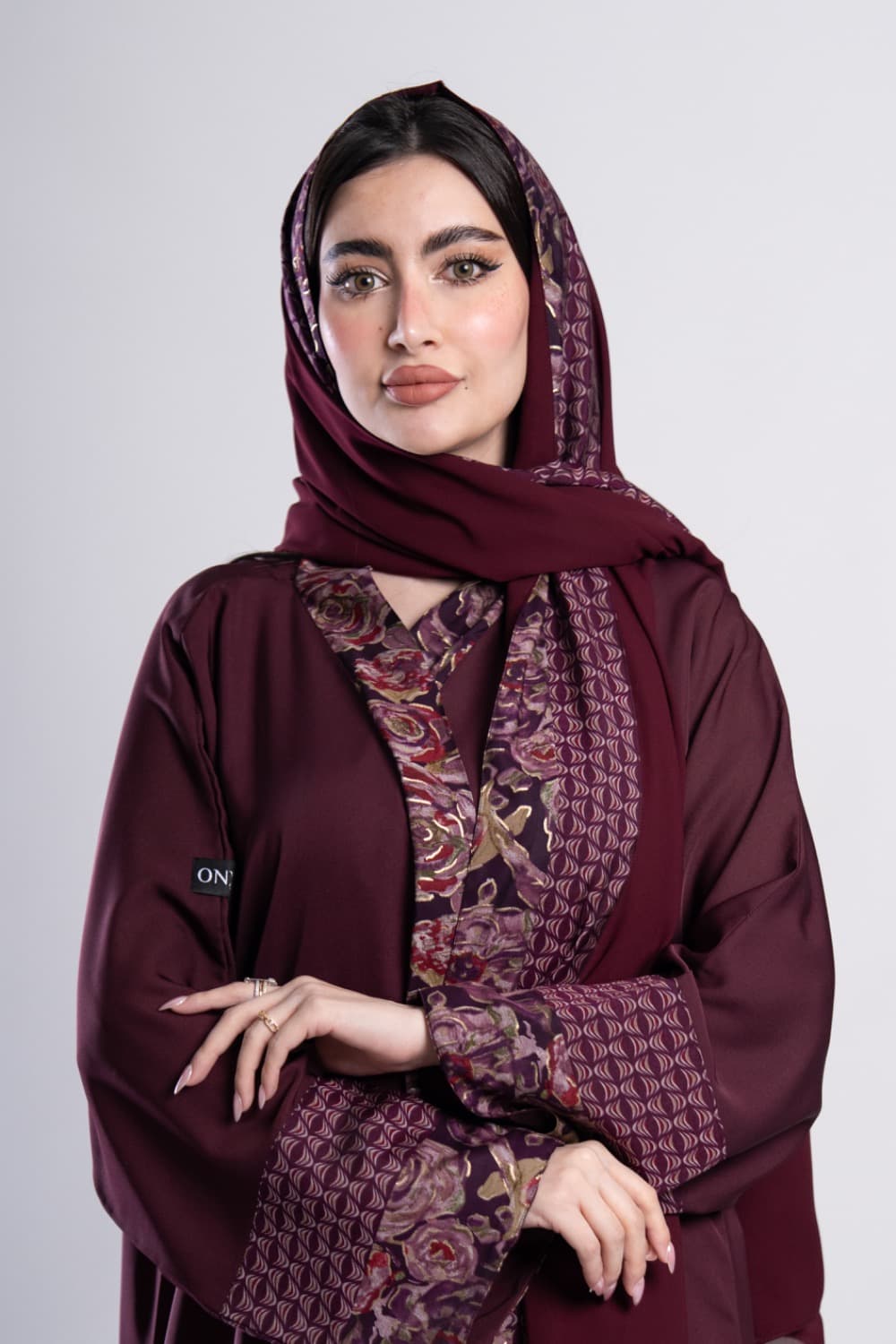 تصميم كريب ماروني بتركيبة أكمام راقيةتألقي بإطلالة لافتة مع عباية باللون الماروني الغامق من قماش كريب فاخر، تتميز بتركيبة فريدة في الأكمام والفتحة الأمامية تجمع بين طبعة ورود مع لمعة ذهبية ونقشات بأكثر من لون، لمسة استثنائية لكل مناسبةكريب فاخر بتفاصيل طبعة مميزةقماش كريب ناعم باللون الماروني الغامق، تتوزع عليه تركيبة على الأكمام والفتحة الأمامية تجمع طبعة ورود مع لمعة ذهبية ونقشات بظلال موف وكريمي وبنفسجي، تفصيل يجعل هذه العباية قطعة متميزة ولافتةالطرحة المتناسقة لإكمال إطلالتكلإضافة لمسة ختامية لإطلالتك، تأتي العباية مع طرحة شيفون باللون الماروني تتناسق تماماً مع العباية وتكمل الإطلالة بأناقة، ارتديها بثقة في كل يوم وكل مناسبة