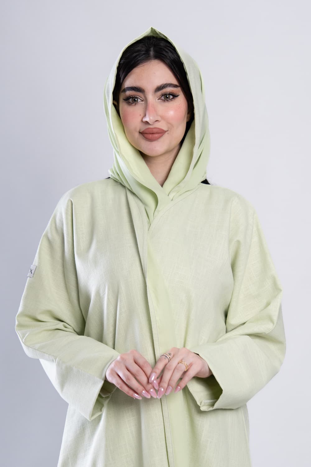 عباية لينين أخضر فاتح بتصميم عصريتألقي بإطلالة منعشة وعصرية مع عباية باللون الأخضر الفاتح من قماش لينين فاخر، تصميم هادئ ونظيف يجمع بين الأناقة اليومية والراحة الكاملة، قطعة تناسب كل خروج تريدين أن تكوني فيه مميزةقماش لينين طبيعي خفيف ومريحتتميز هذه العباية بقماش لينين ذو ملمس طبيعي ومظهر مطفي يمنحك خفة وانتعاش طوال اليوم، ثنيات الأكمام المنظمة عند المعصم تضيف تفصيلاً أنيقاً يرفع الإطلالة كاملةالطرحه المتناسقة لإكمال إطلالتكلإضافة لمسة ختامية لإطلالتك، تأتي العباية مع طرحة شيفون باللون الأخضر الفاتح تتناسق مع العباية وتكمل الإطلالة بأناقة، ارتديها بثقة وتألقي في كل مناسبة