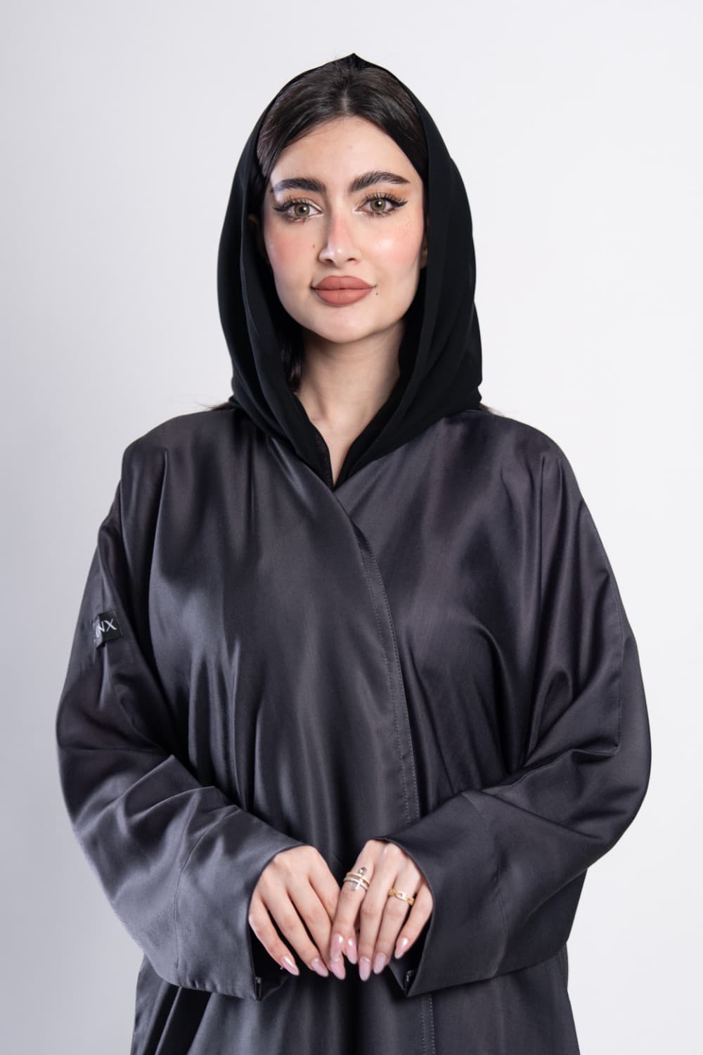 تصميم كريب حريري أنيقعباية باللون الرمادي الغامق من قماش كريب حريري ناعم، تصميم هادئ وراقٍ يناسب مختلف المناسبات ويمنحك إطلالة مميزة بدون تعقيدكريب حريري فاخر ناعم وخفيفقماش كريب حريري ذو بريق راقٍ وملمس ناعم يمنحك خفة وراحة طوال اليوم، قطعة كلاسيكية تجمع البساطة والأناقة في آنٍ واحدالطرحه المتناسقة لإكمال إطلالتكتأتي العباية مع طرحة شيفون باللون الأسود تتناسق مع العباية وتكمل الإطلالة بتناسق تام، قطعة واحدة تكفي لحضور مميز