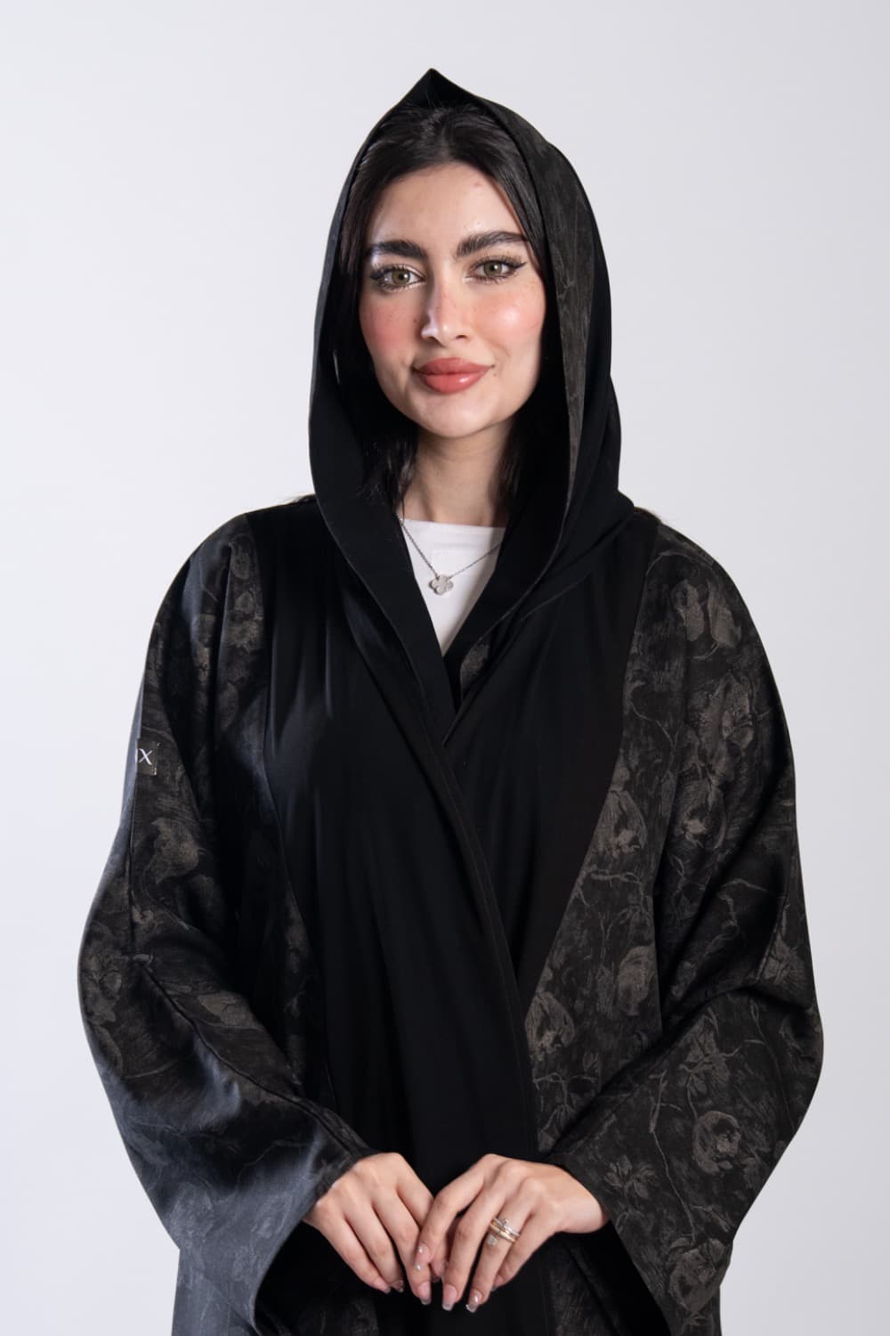 عباية بقماش أسود مع الطرحه