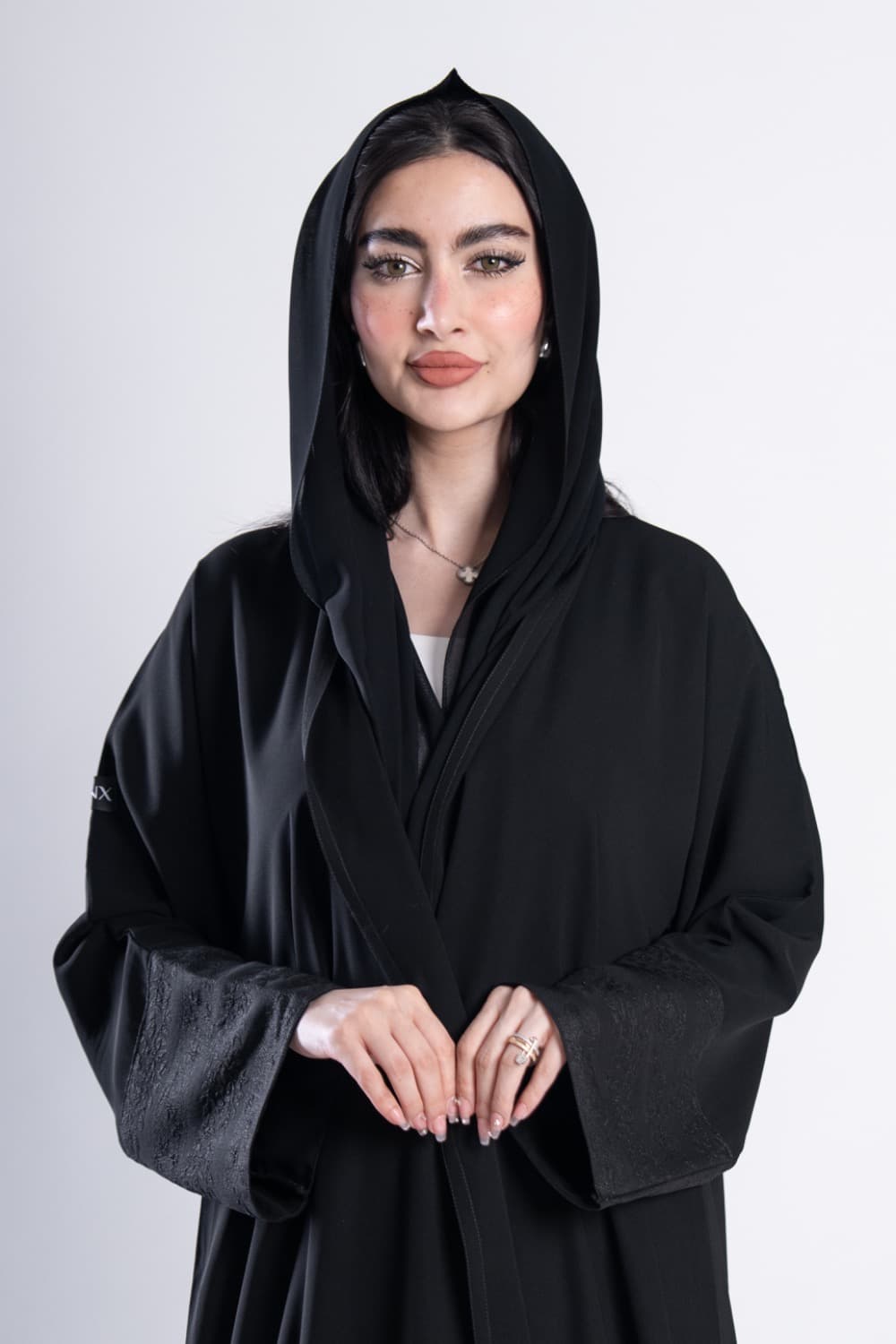عباية بقماش كريب أسود مع تشكيله في الأكمام و الخلف مع الطرحه