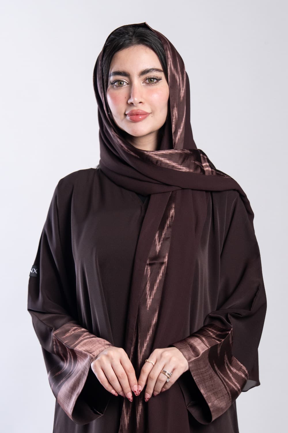 عباية بقماش كريب بني مع تركيبة حرير في الأكمام و الطرحه