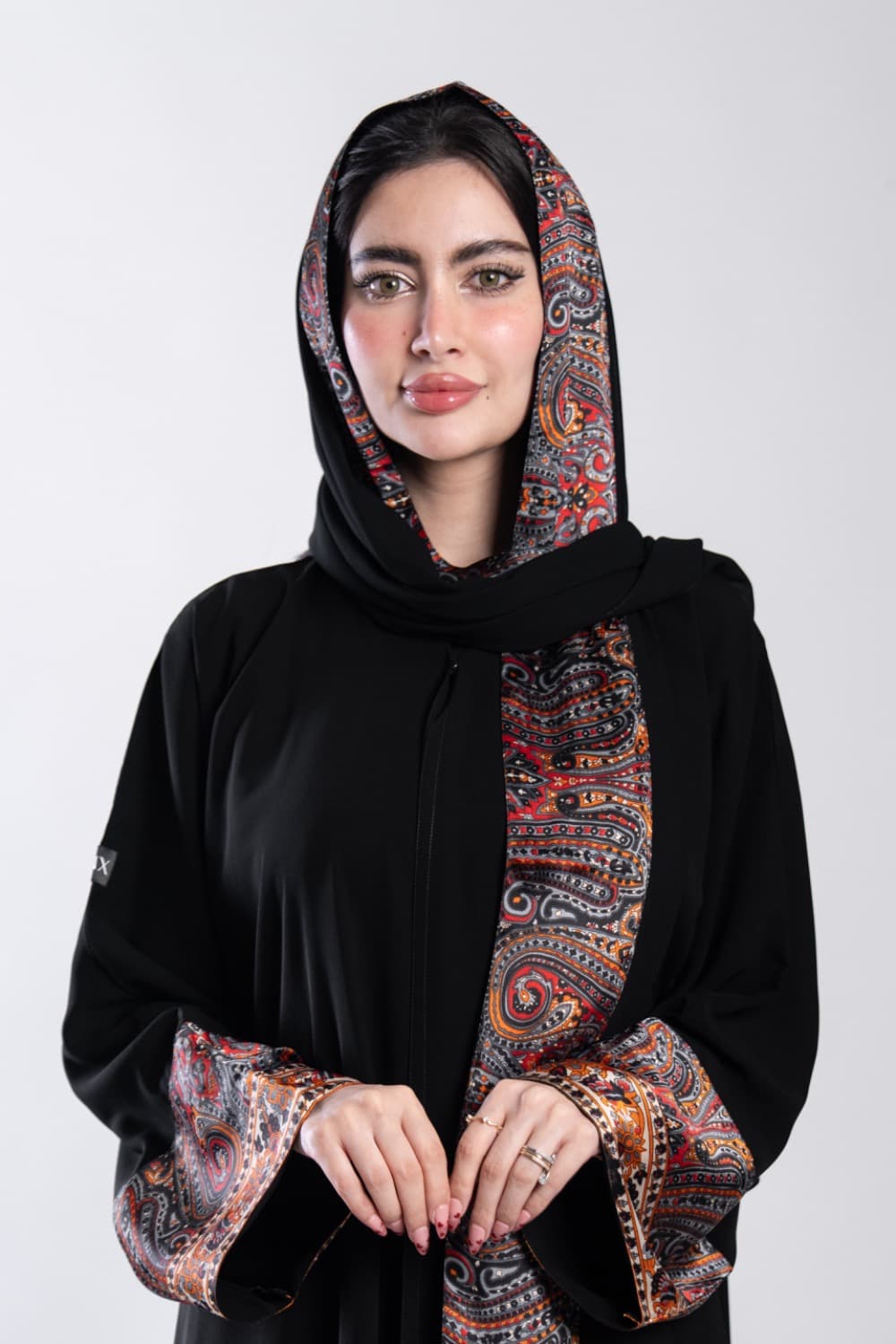 عباية بقماش كريب أسود مع تركيبة حرير في الأكمام و الطرحه