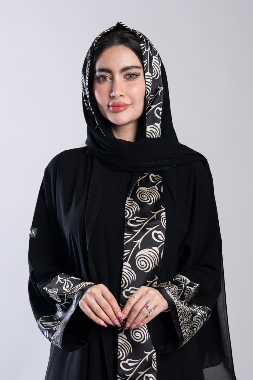 عباية بقماش كريب أسود مع تركيبة حرير في الأكمام و الطرحه