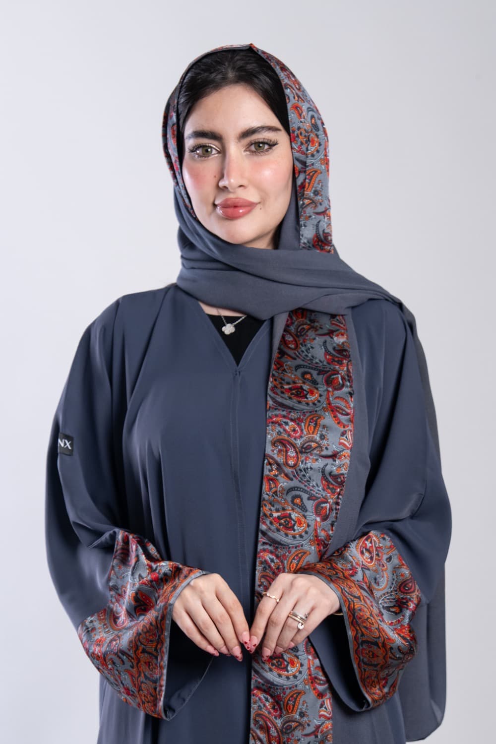 عباية بقماش كريب رصاصي مع تركيبة حرير في الأكمام و الطرحه