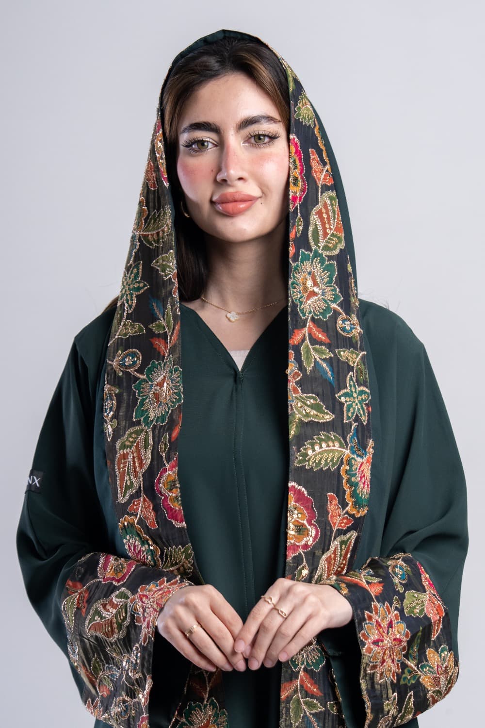 عباية بقماش كريب أخضر داكن مع تركيبة في الخلف و الأكمام و الطرحه