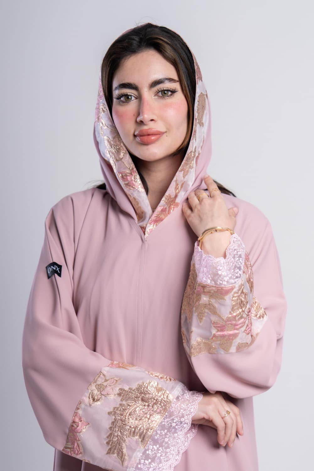 عباية بقماش كريب وردي مع تركيبة في الأكمام و الطرحه
