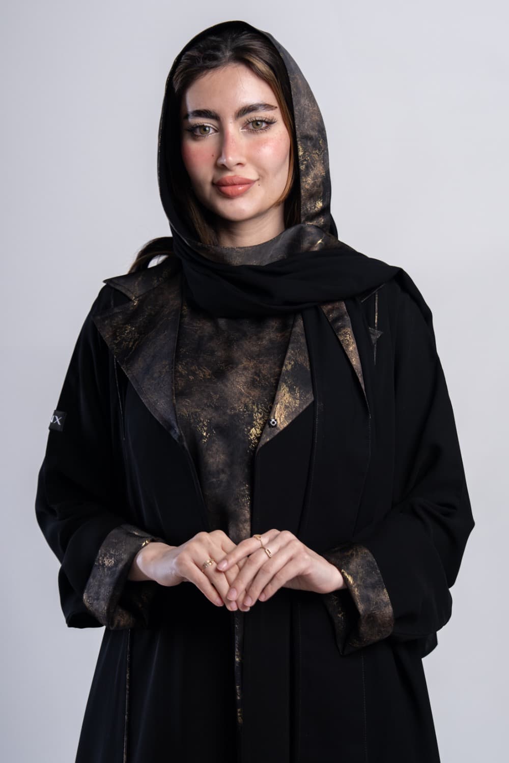 عباية بقماش كريب اسود مع تركيبة باللون الذهبي في الأكمام و الطرحه