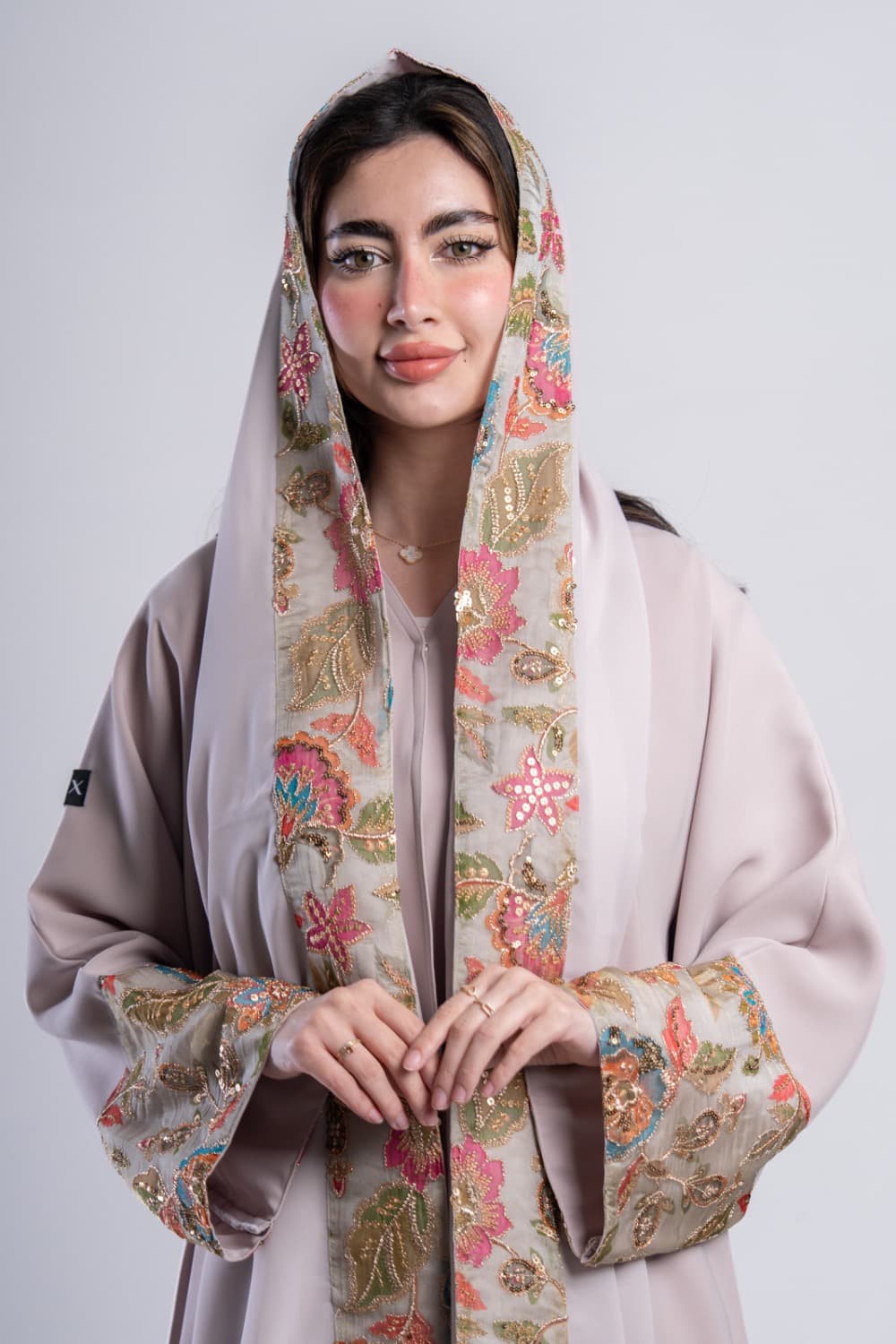 عباية بقماش كريب بيج مع تركيبة في الخلف و الأكمام و الطرحه