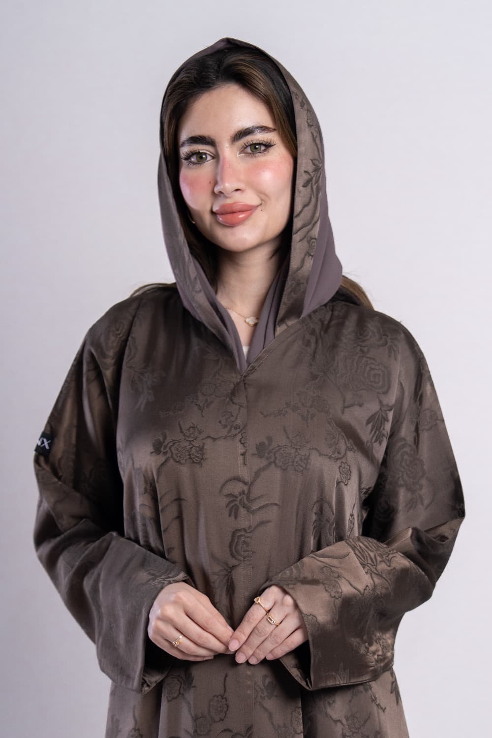 عباية بقماش جاكار باللون البني مع الطرحه