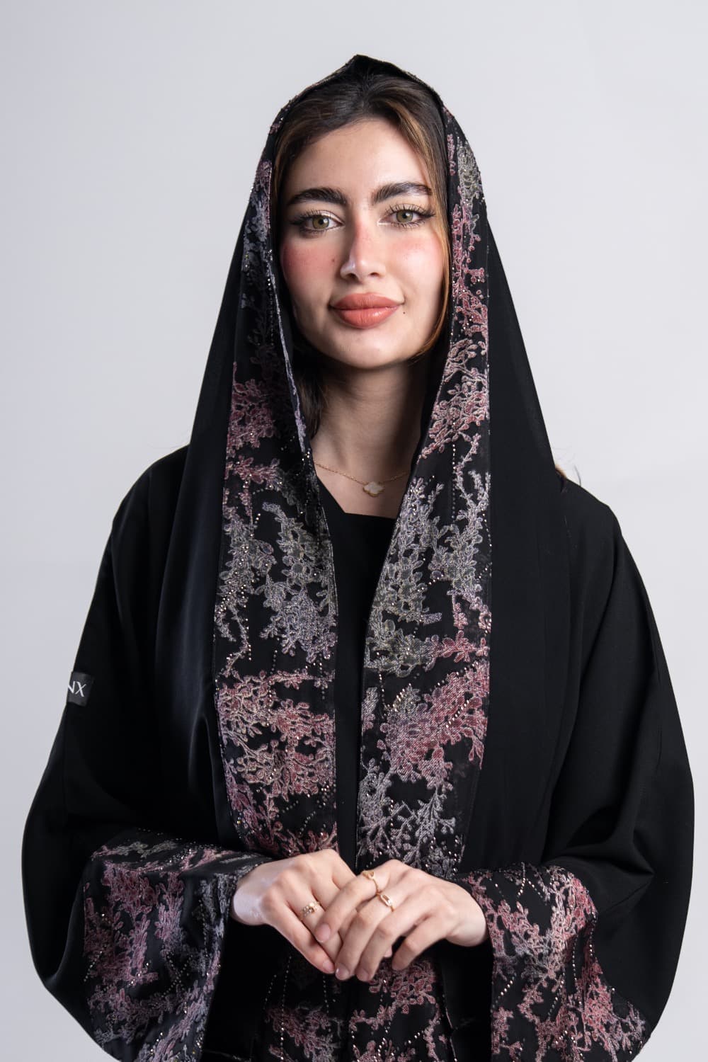 عباية بقماش كريب أسود مع تركيبة شيفون في الأكمام و الطرحه