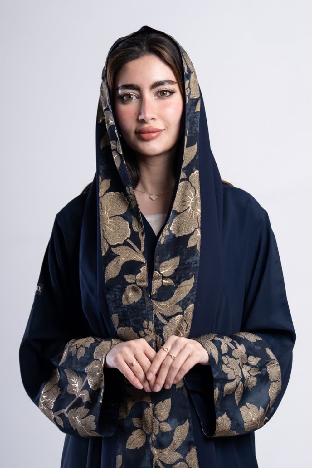 عباية بقماش كريب كحلي مع تركيبة في الأكمام و الطرحه